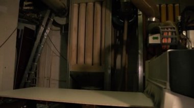 Makinede iki adam çalışıyor..