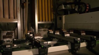 Çalışan makine. Odun üretimi. Dolaba hazırlanıyorum.