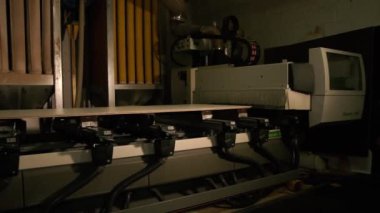 Çalışan makine. Odun üretimi. Dolaba hazırlanıyorum.