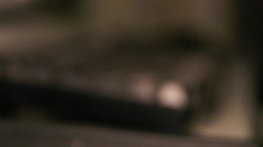 İş yerinde tozlu klavye. Klavyedeki harfler görünür değil