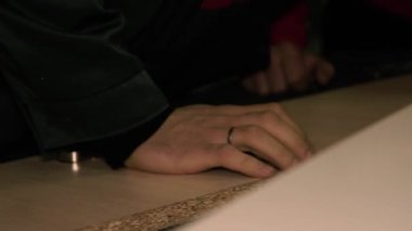 Makinede iki adam çalışıyor..