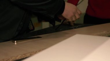 Bir adam ahşap bir yapı hazırlar. Odun üretimi