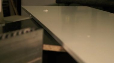Bir adam ahşap bir yapı hazırlar. Odun üretimi