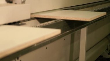 Bir adam ahşap bir yapı hazırlar. Odun üretimi