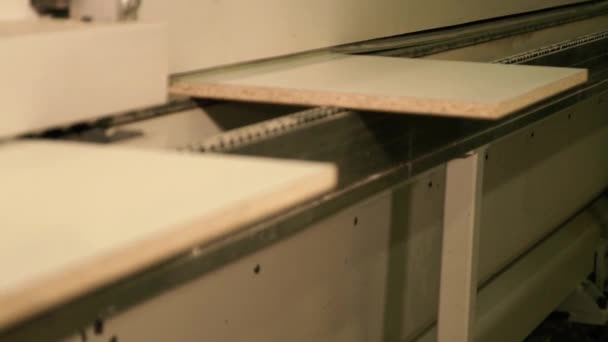 一个人准备了一个木制的结构 木材生产 — 图库视频影像