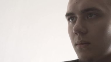 Ofisteki adam. - Adam çalışıyor. Telefonun ve bilgisayarın arkasındaki adam.