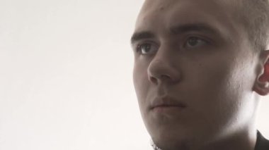 Ofisteki adam. - Adam çalışıyor. Telefonun ve bilgisayarın arkasındaki adam.