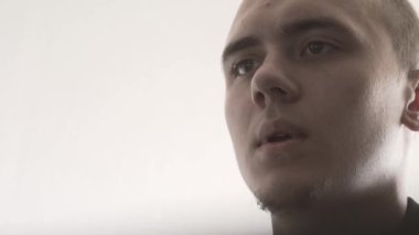 Ofisteki adam. - Adam çalışıyor. Telefonun ve bilgisayarın arkasındaki adam.