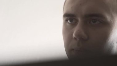 Ofisteki adam. - Adam çalışıyor. Telefonun ve bilgisayarın arkasındaki adam.