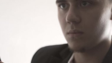 Ofisteki adam. - Adam çalışıyor. Telefonun ve bilgisayarın arkasındaki adam.