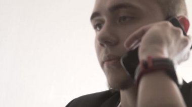 Ofisteki adam. - Adam çalışıyor. Telefonun ve bilgisayarın arkasındaki adam.