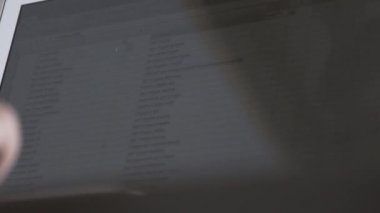 Ofisteki adam. - Adam çalışıyor. Telefonun ve bilgisayarın arkasındaki adam.