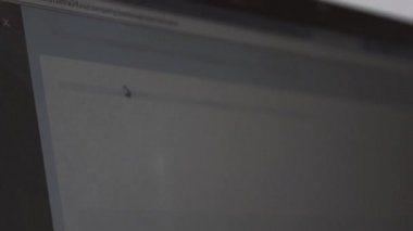 Ofisteki adam. - Adam çalışıyor. Telefonun ve bilgisayarın arkasındaki adam.