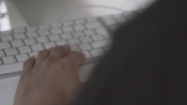 Ofisteki kız. Kız daktilo ediyor. Dizüstü bilgisayardaki kız.