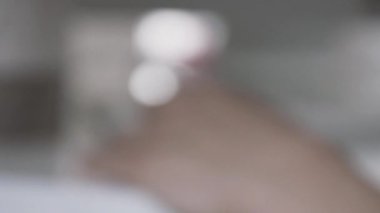 Ofisteki kız. Kız daktilo ediyor. Dizüstü bilgisayardaki kız.