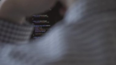 Ofisteki adam. - Adam çalışıyor. Telefonun ve bilgisayarın arkasındaki adam.