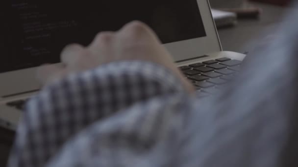 Le gars dans le bureau. Il travaille. Le gars derrière le téléphone et l'ordinateur portable 
