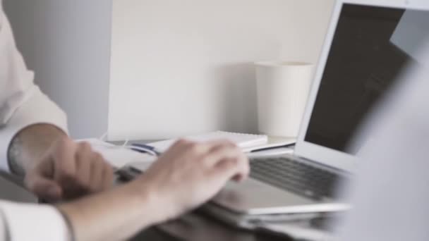 Le gars dans le bureau. Il travaille. Le gars derrière le téléphone et l'ordinateur portable — Video