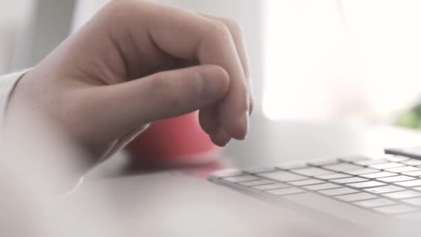 Le gars dans le bureau. Il travaille. Le gars derrière le téléphone et l'ordinateur portable — Video