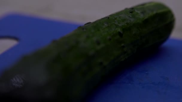 Подрібнені скибочки огірка . — стокове відео