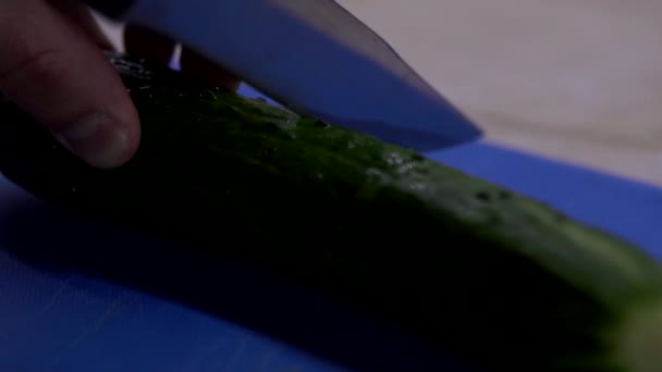Fijngehakte plakjes komkommer. — Stockvideo