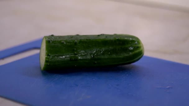 코 큐 머가 떨어진다. 오이를 핥았습니다. Wet Cucumbers.Cucumber 폭포. 껍질벗긴 오이. — 비디오