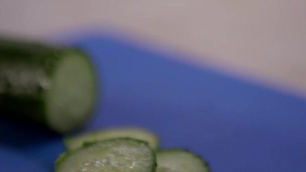 Komkommer valt. Snijd komkommer. Natte komkommers. Komkommer valt. Snijd komkommer. — Stockvideo