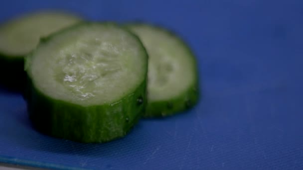 Komkommer valt. Snijd komkommer. Natte komkommers. Komkommer valt. Snijd komkommer. — Stockvideo