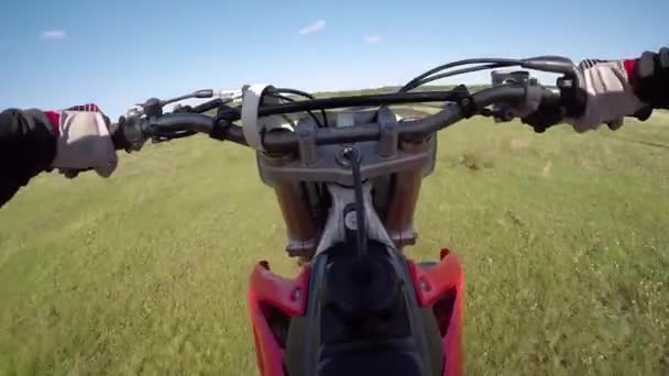 The guy rides a motorcycle in the forest on the field. Dangerous motorcycle riding. — Stock Video