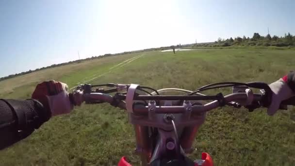 Facet jeździ na motorze w lesie na polu. Niebezpieczne jazdy motocyklem. — Wideo stockowe