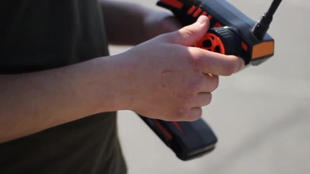 Hij rijdt in een kleine auto. Zomer warmte. — Stockvideo