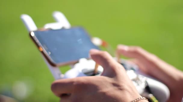 Hij bestuurt een quadrocopter in de zomer.. — Stockvideo