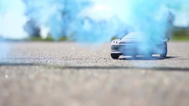 Un coche pequeño cabalga en el humo. Hermosos marcos en el humo. Mucho humo. — Vídeos de Stock