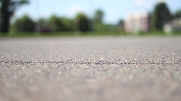 O mașină mică merge pe asfalt în timpul verii — Videoclip de stoc
