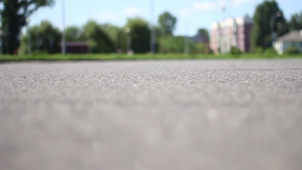 Une petite voiture roule sur l'asphalte en été — Video