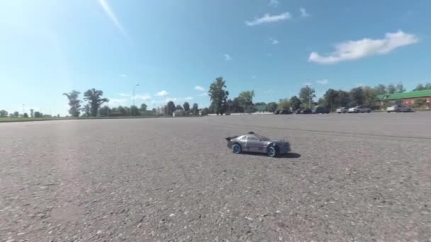 En liten bil rider på asfalt på sommaren — Stockvideo
