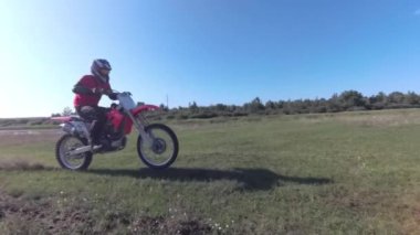 Sahada tehlikeli bir motosiklet sürüyor..