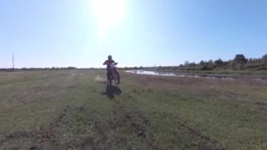 Sahada tehlikeli bir motosiklet sürüyor..