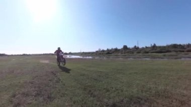 Sahada tehlikeli bir motosiklet sürüyor..