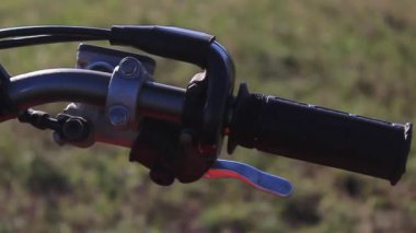 Adam kumda motosikletle geziyor..