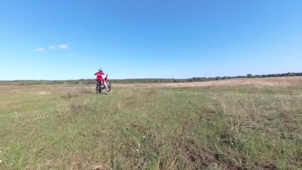 Dangerous motorbike riding on the field. — Stock Video
