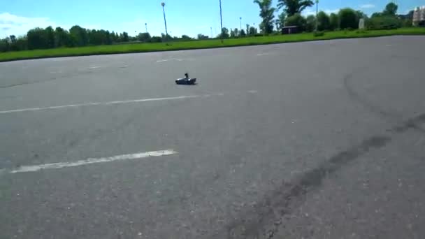 Un piccolo giro in auto su asfalto in estate . — Video Stock