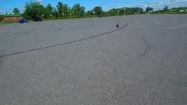 En liten bil rider på asfalt på sommaren. — Stockvideo