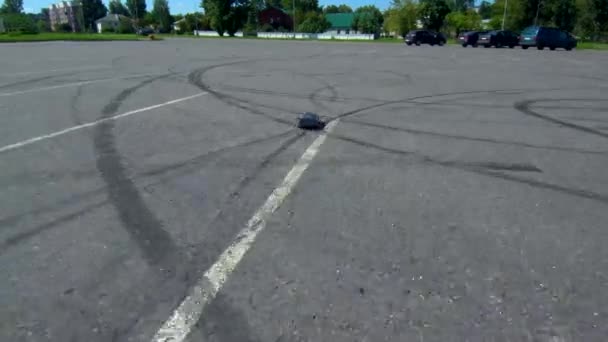 Un coche pequeño monta en asfalto en el verano . — Vídeos de Stock