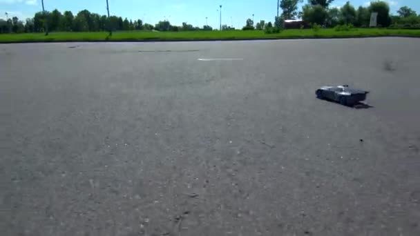 Sebuah mobil kecil naik di aspal di musim panas. — Stok Video