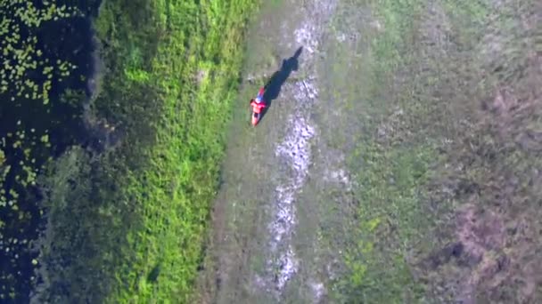 Il fait du vélo de sport en été. Près du lac — Video