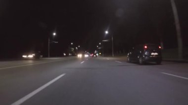 Araba gece geç saatte yola çıkıyor.