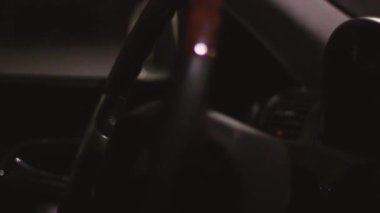 Akşamları bir adam araba sürüyor..