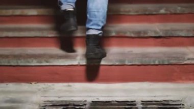 Yalnız bir adam metroda tek başına yürüyor..