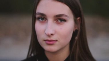 Kız akşamları yalnız yürür. Kız kendine hayran. Kız şehirde yürüyor.